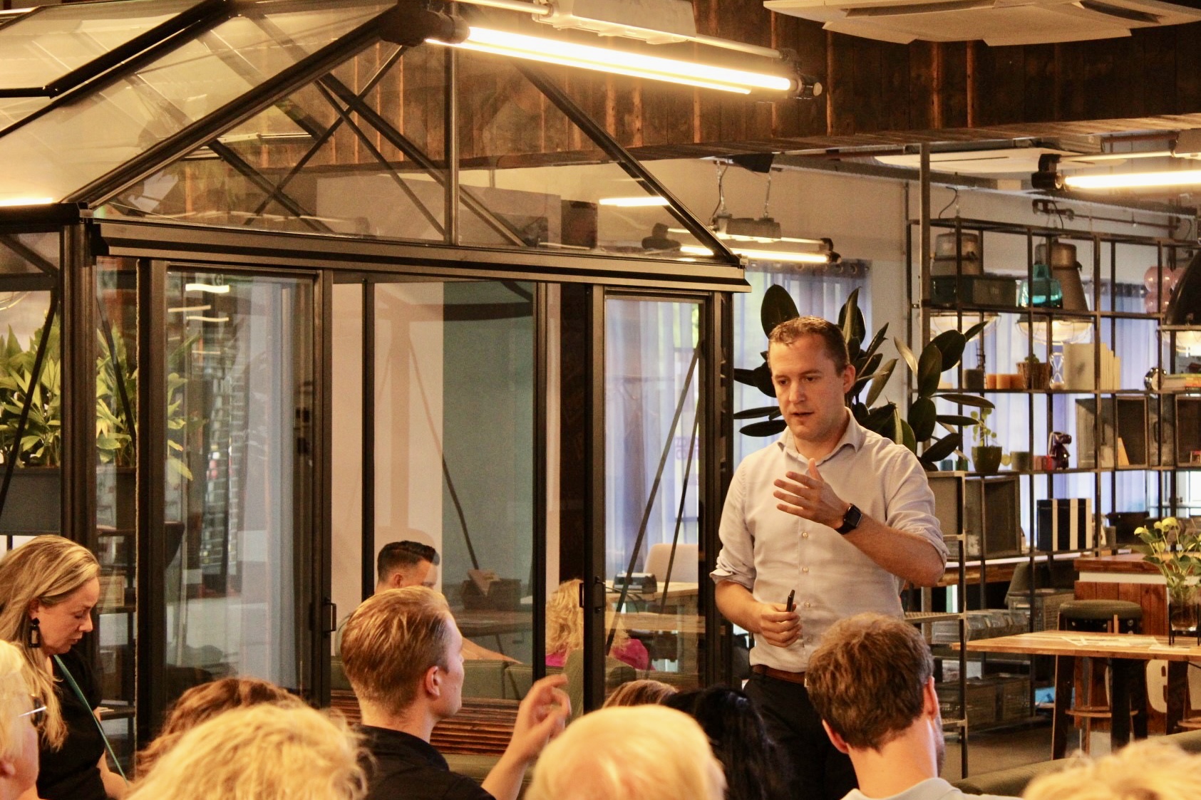 Tom de Haan begeleidt een security awareness workshop met een groep medewerkers