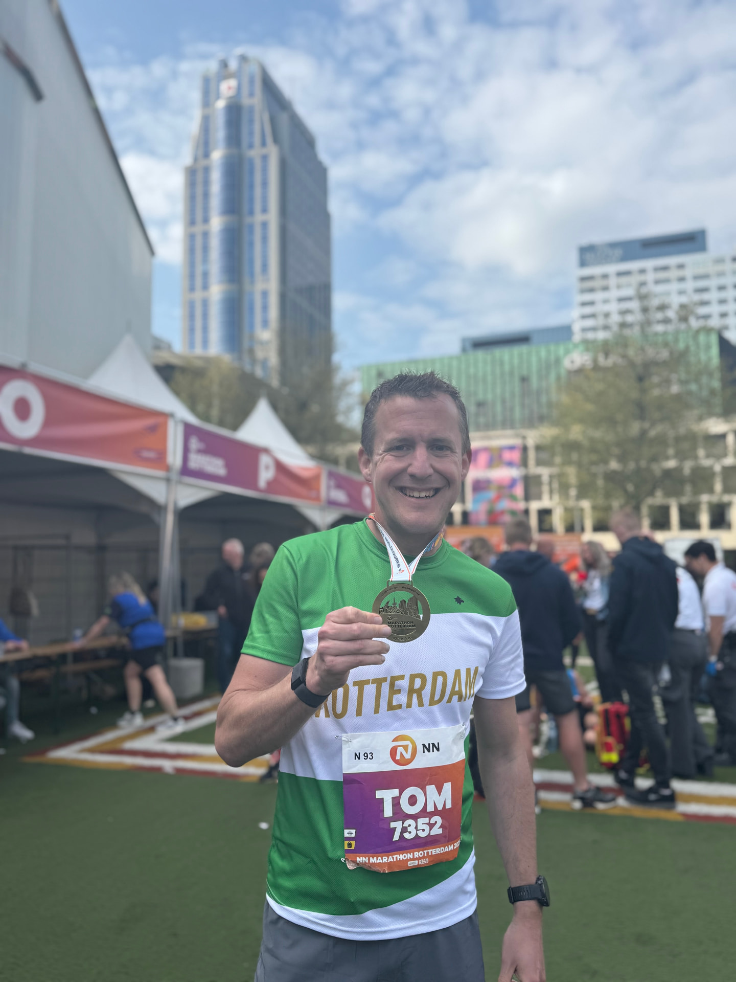 Tom de Haan met zijn finishmedaille na de NN Marathon Rotterdam