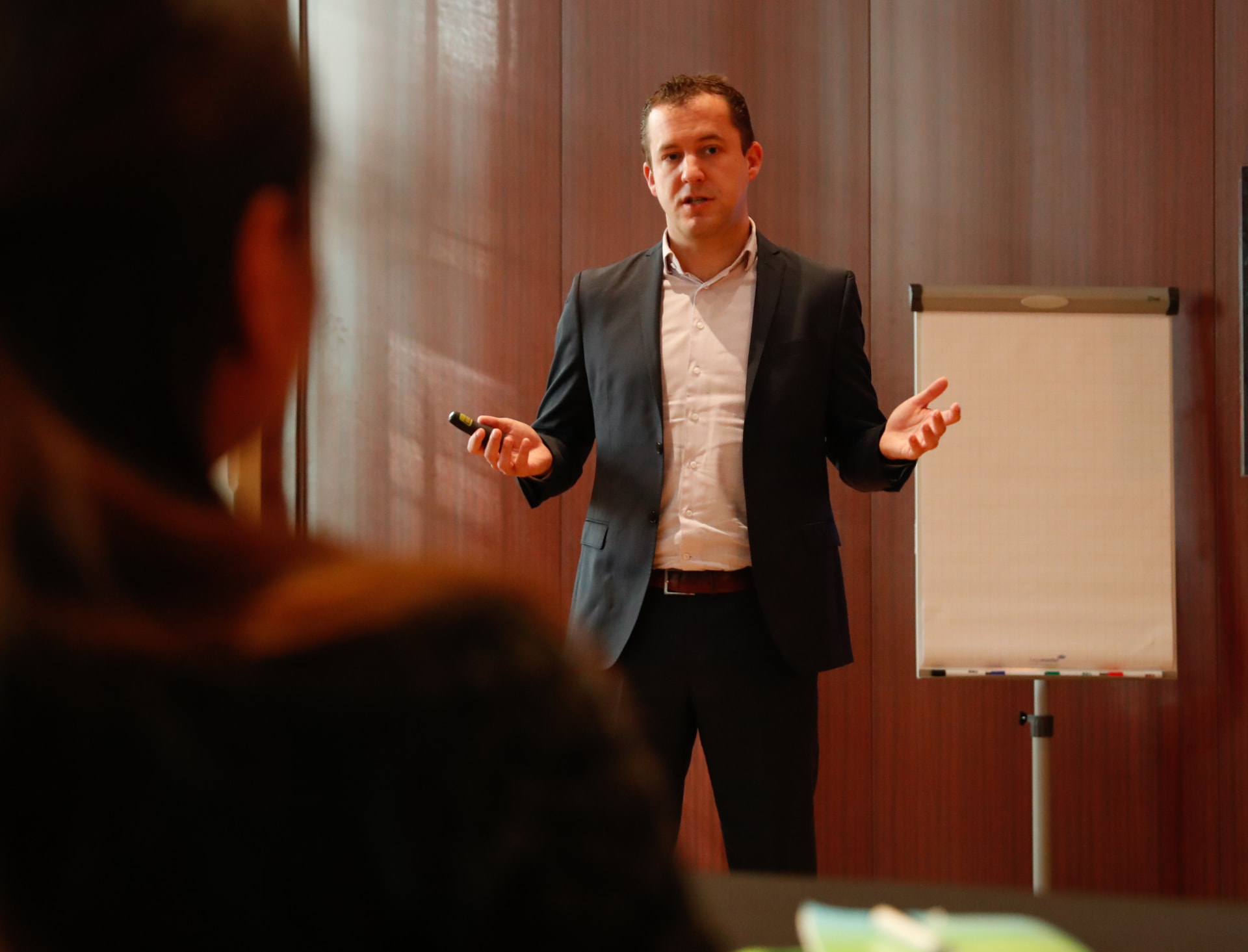 Tom de Haan geeft uitleg tijdens een workshop over cyberweerbaarheid