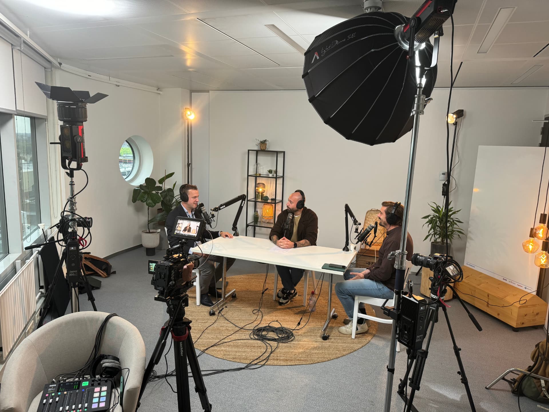 Tom de Haan in de opnamestudio voor een podcast over cybersecurity