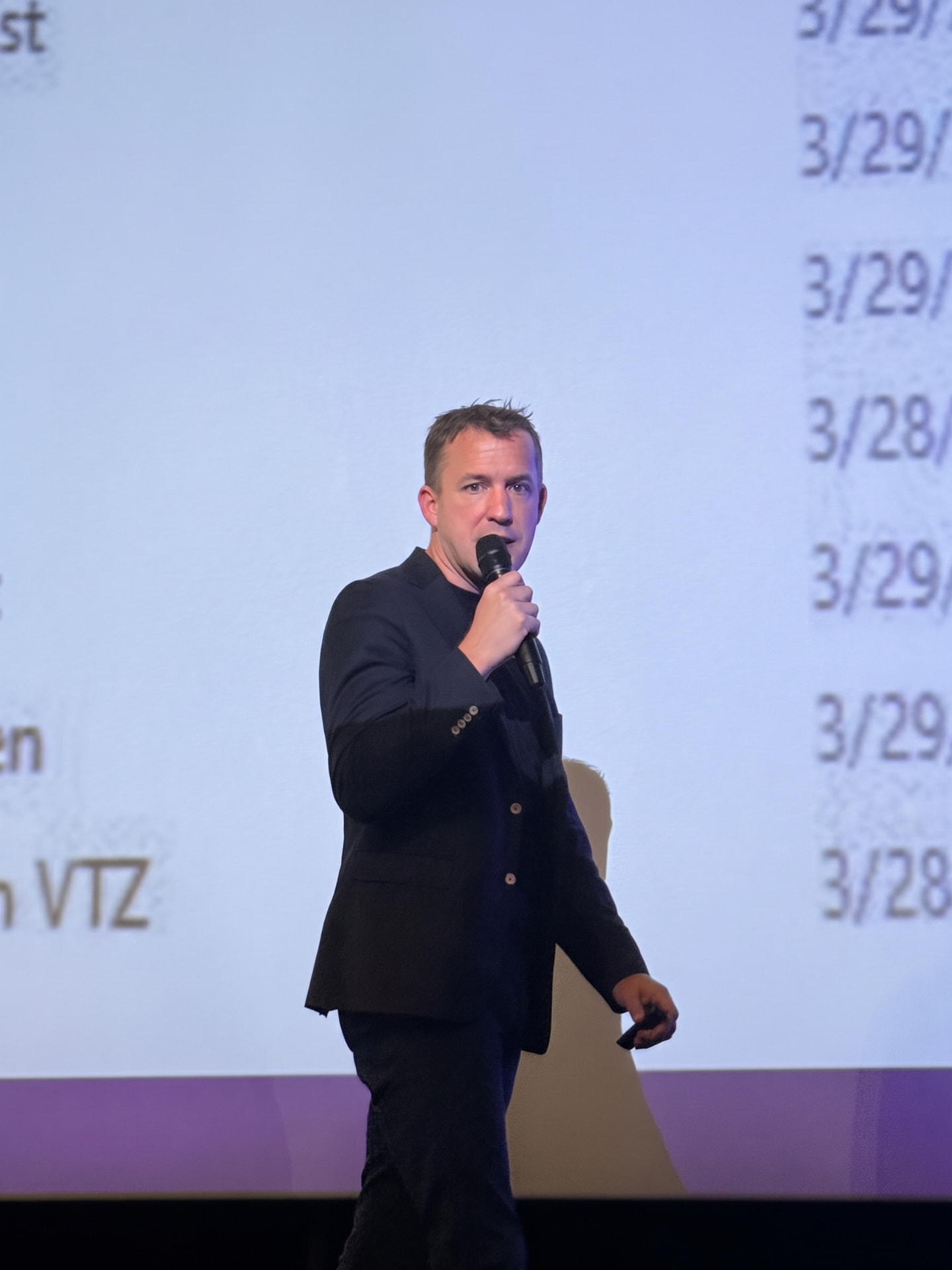 Tom de Haan geeft een cybersecurity keynote voor een publiek