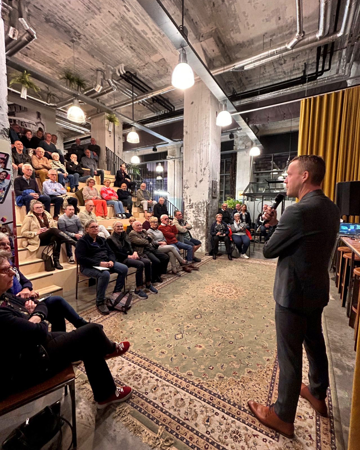 Tom de Haan geeft een cybersecurity lezing over actuele cyberdreigingen voor een volle zaal