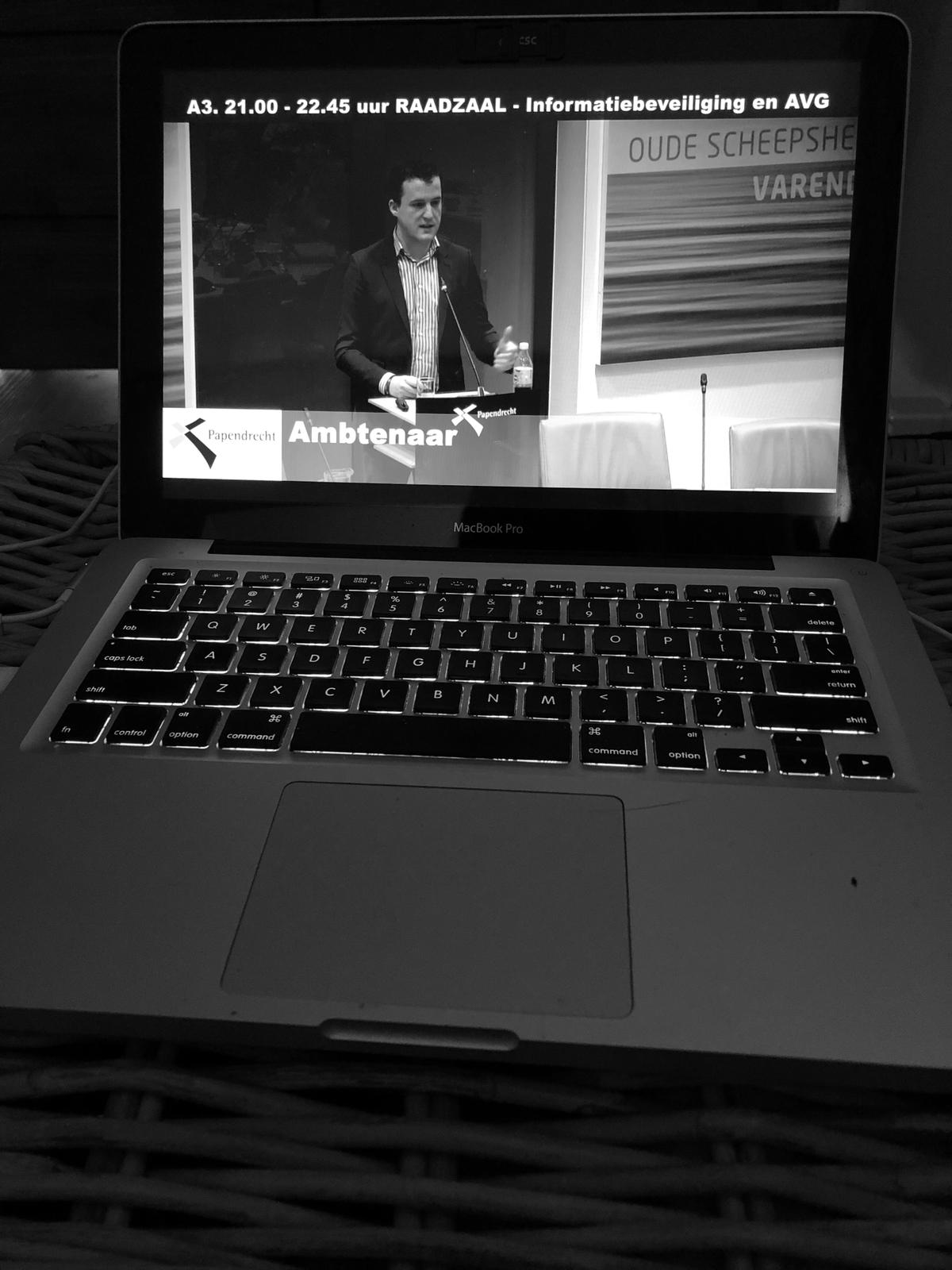 Tom de Haan in gesprek over informatiebeveiliging en AVG tijdens een strategische sessie