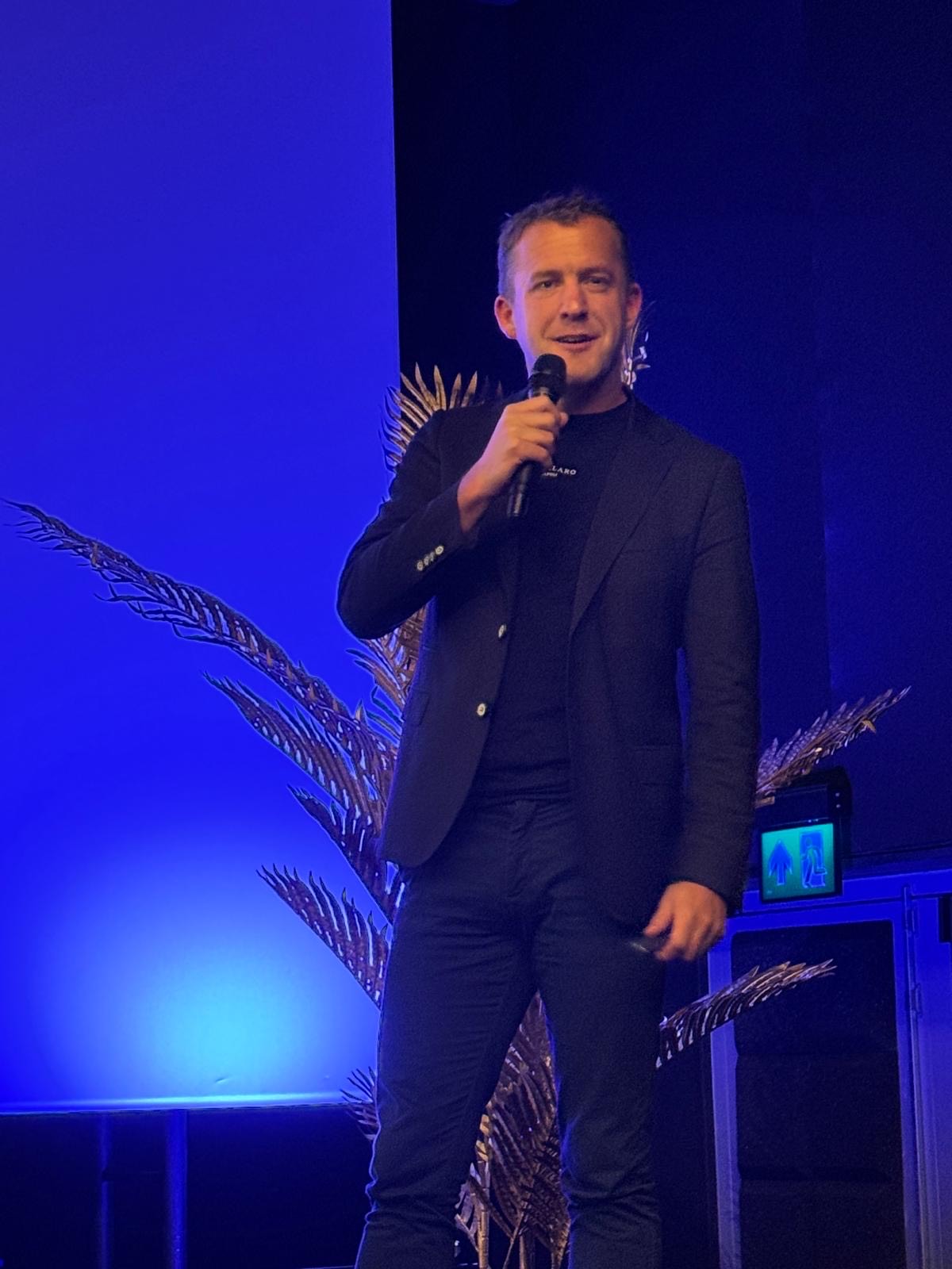 Tom de Haan als cybersecurity spreker op het podium