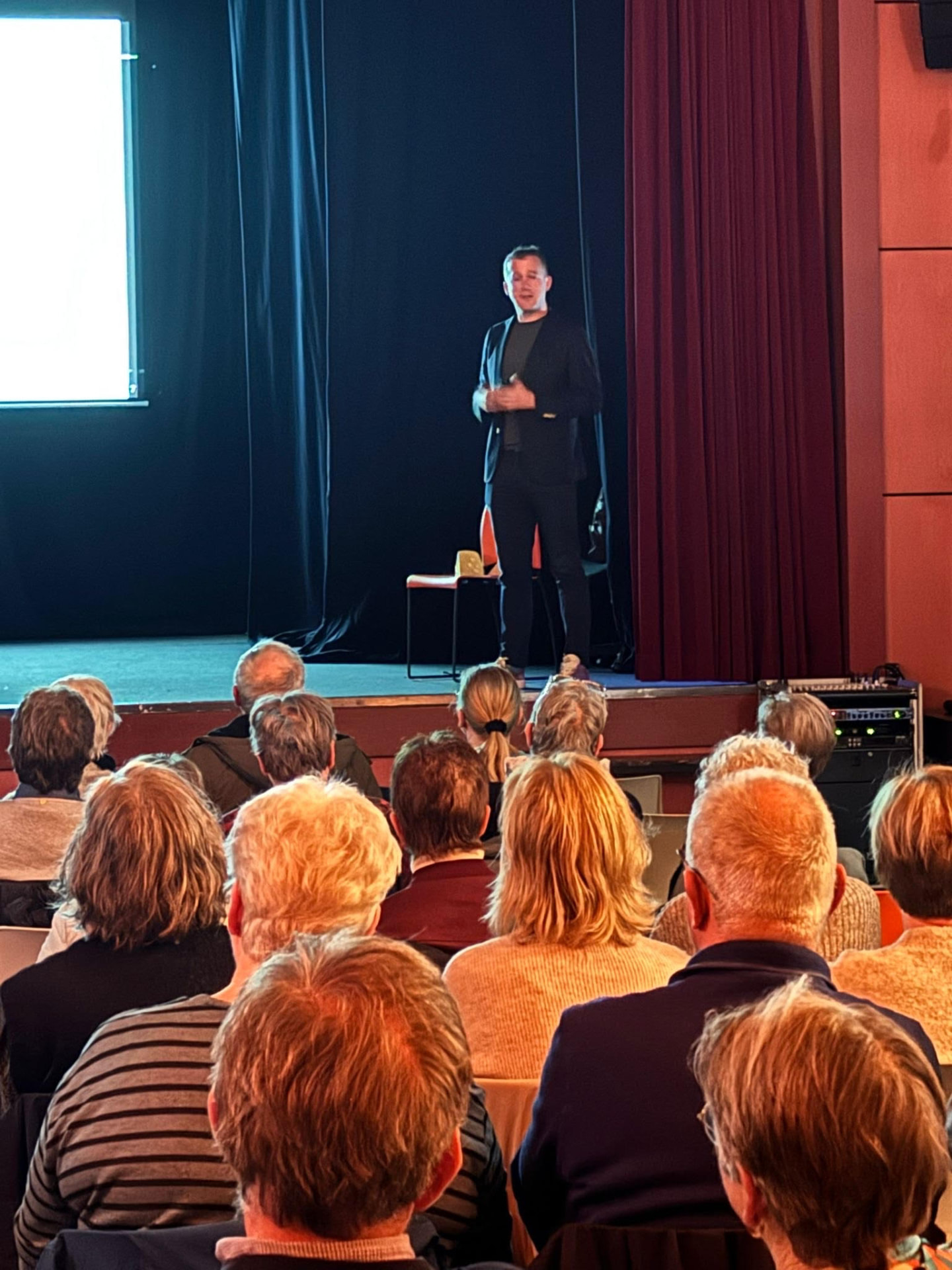 Tom de Haan geeft een lezing over cyberschaamte en digitale weerbaarheid voor een publiek