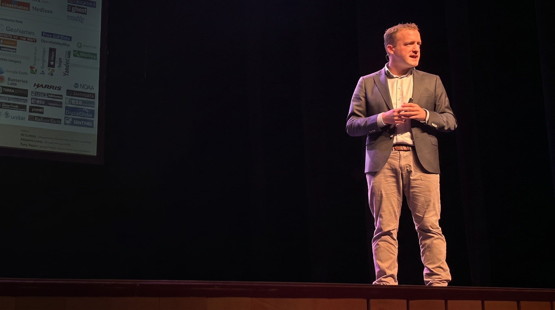 Tom de Haan geeft de keynote Cyberschaamte op een theaterpodium